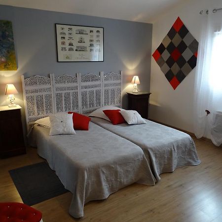 Une chambre en ville Savigneux  Chambre photo