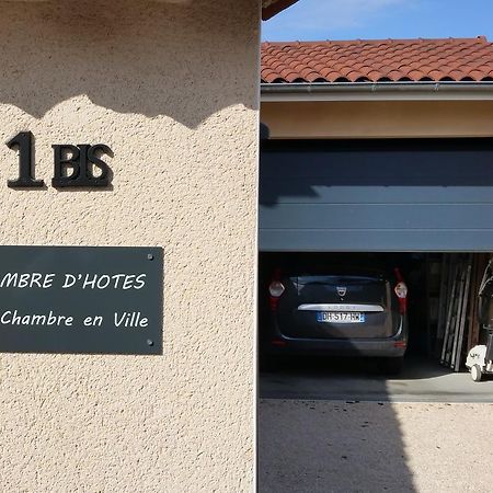 Une chambre en ville Savigneux  Extérieur photo