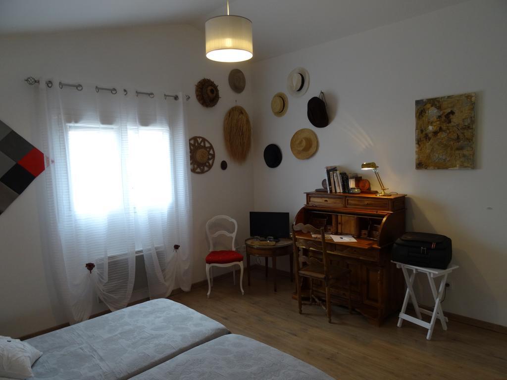 Une chambre en ville Savigneux  Extérieur photo