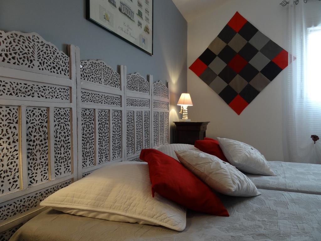 Une chambre en ville Savigneux  Chambre photo