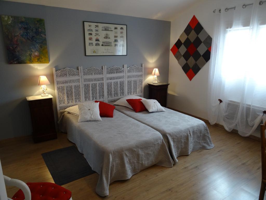 Une chambre en ville Savigneux  Chambre photo