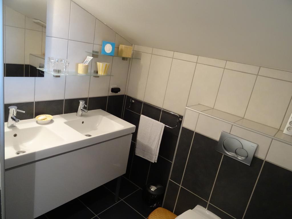 Une chambre en ville Savigneux  Chambre photo