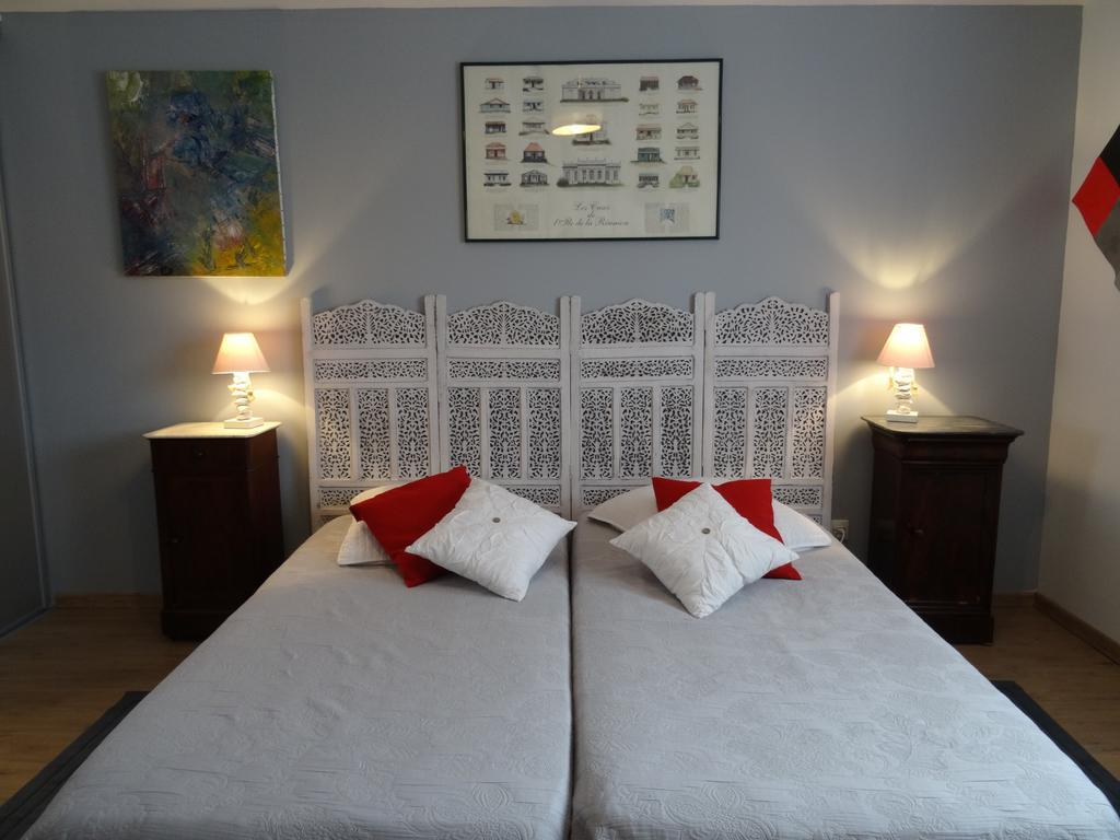 Une chambre en ville Savigneux  Chambre photo