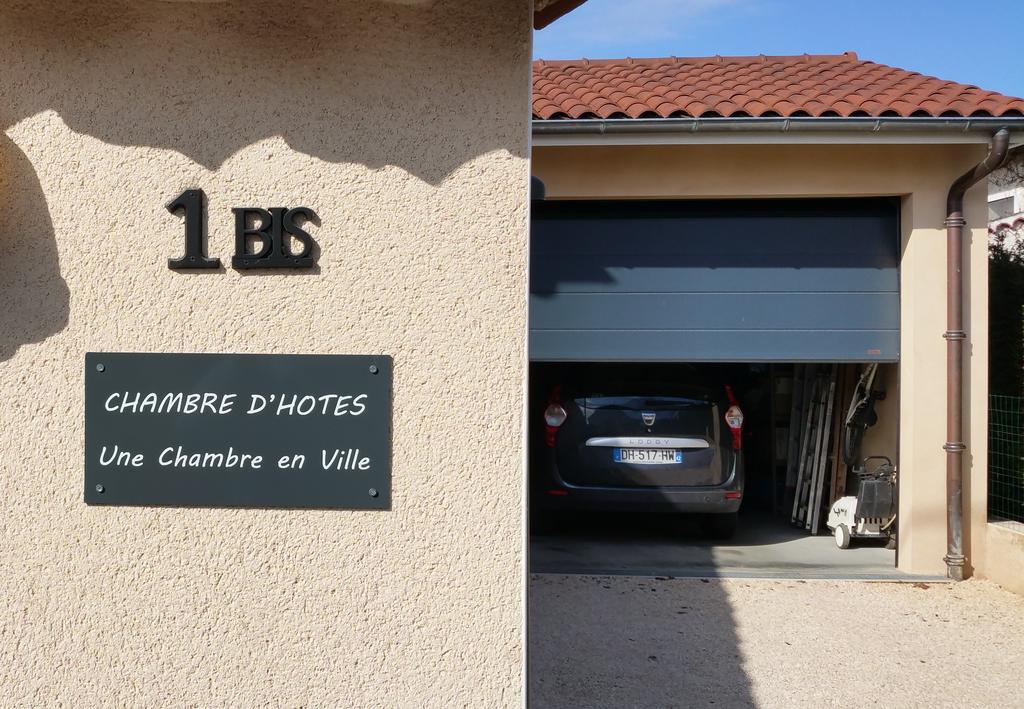 Une chambre en ville Savigneux  Extérieur photo
